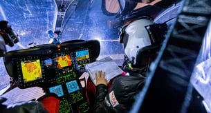 Blick in das Cockpit eines Rettungshubschraubers bei Nacht