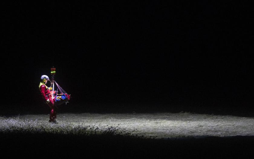 Windenrettung bei Nacht Foto Rolf Marke Quelle ARA Flugrettung